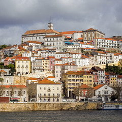 Fototapeta na wymiar Blick auf Coimbra, Portugal, mit dem Fluss Mondego im Vordergrund