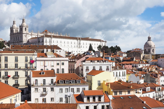 Blick auf das historische Zentrum und die Kathedrale Sé Patriarcal von Lissabon, Portugal