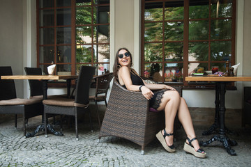 Fototapeta na wymiar woman sitting at cafe outside