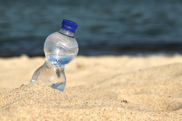Wasserflasche am Strand