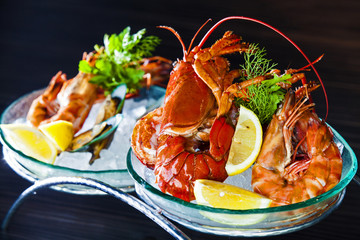 fresh shrimps with lemon and ice