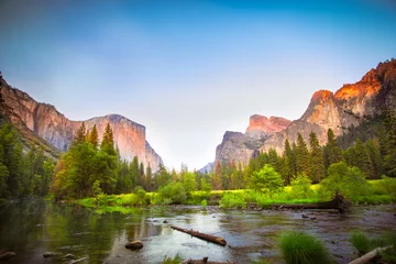 Papier Peint photo Parc naturel Iconic Valley View, également connu sous le nom de Gates to the Valley, au parc national de Yosemite en Californie avec El Captain et la rivière Merced en vue.