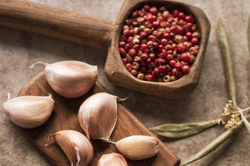 Dientes de Ajos y granos de pimienta roja