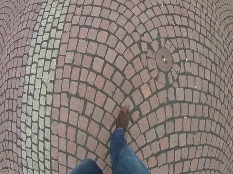 Mann l&auml;uft &uuml;ber Kopfsteinpflaster - verschiedene Einstellungen und Zeitlupe - Full HD