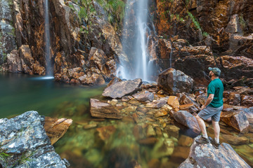 Fototapeta premium Man looking to Parida Waterfall (Cachoeira da Parida)