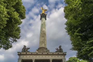 Friedensengel M&uuml;nchen auf S&auml;ulentempel von unten