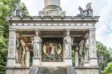 Säulentempel und Plattform für den Friedensengel in München
