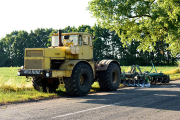 Obraz premium Yellow farm tractor