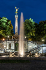 Friedensengel und Springbrunnen in München bei Nacht