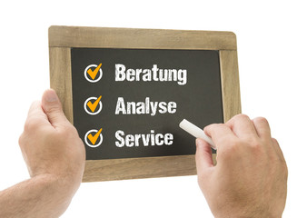 Hand schreibt Beratung,Analyse,Service auf Tafel