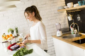 Photo sur Aluminium Cuisinier Jeune femme dans la cuisine