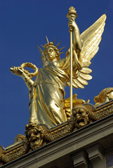 Fototapeta premium Statue dorée du toit de l'opéra Garnier à Paris, France