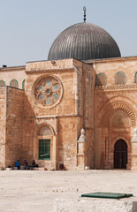 Fototapeta na wymiar Gerusalemme: vista della Moschea Al Aqsa sul Monte del Tempio il 6 Settembre 2015. La Moschea, chiamata la più lontana, è il terzo sito più sacro per l’Islam