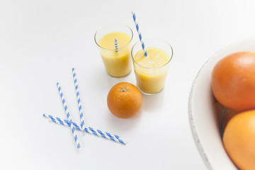 Orangen und Orangensaft gehören zu jedem guten Frühstück. - Draufsicht