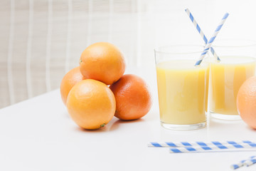 Orangen und Orangensaft gehören zu jedem guten Frühstück. 