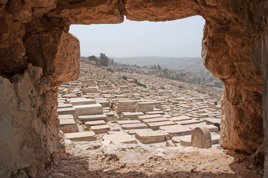 Gerusalemme, Israele: vista della tombe del Cimitero ebraico sul Monte degli Ulivi il 10 Settembre 2015