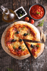 Obrazy na Szkle  pizza z sosem pomidorowym, serem i oliwą