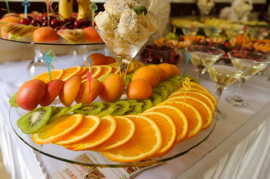 banquet table with different fruits