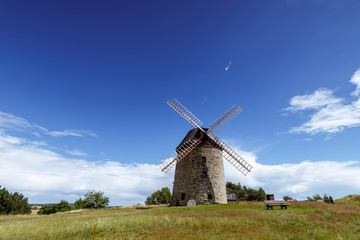 Fototapeta na wymiar Blauer Himmel und Windmühle