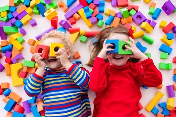 Deurstickers Kinderopvang Kinderen spelen met kleurrijke blokken.