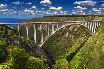 Südafrika. Provinz Westkap, Region Tsitsikamma der Garden Route. Die Bloukrans Bridge von Norden aus gesehen (höchste Bungeebrücke der Welt, 216 m hoch über dem Bloukrans River)