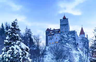 Papier Peint photo Château Beautiful and traditional architecture of the famous Dracula castle of Bran in winter season, in Brasov region, Romania