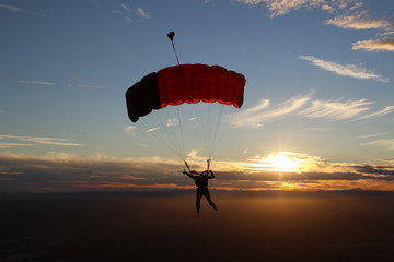 Parachutiste au coucher du soleil