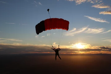 Poster de jardin Sports aériens Parachutiste au coucher du soleil