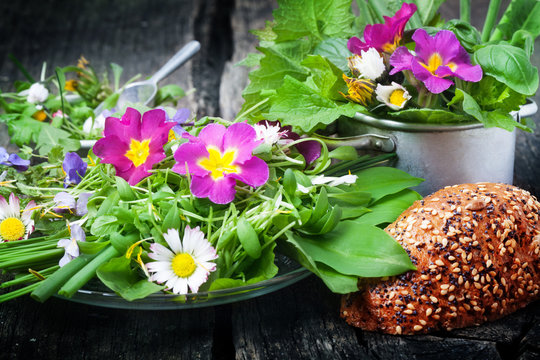 Frühlingssalat, Wildkräuter, essbare Blüten, Brot