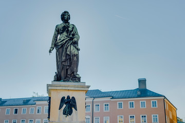 Obraz premium Mozart statue on Mozart Square (Mozartplatz) in Salzburg, Austri