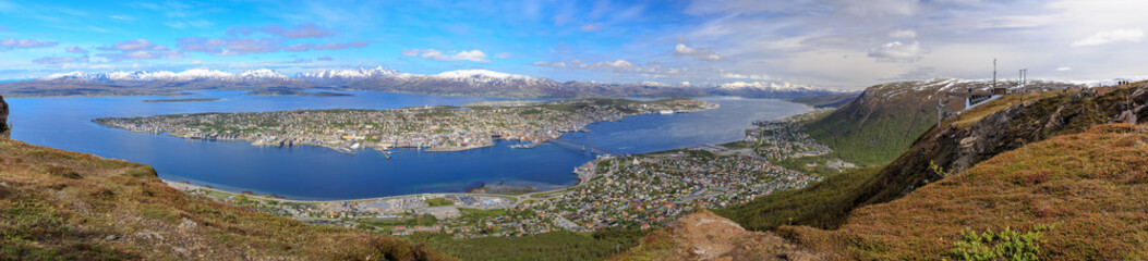 Fototapeta na wymiar Panorama-Aussicht vom Storsteinen auf Tromsö