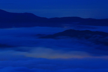 Fototapeta premium 岩手県遠野市 遠野盆地の雲海