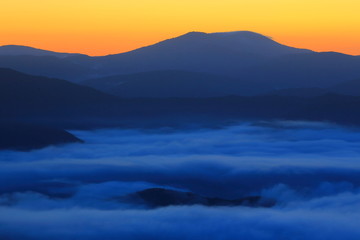 Obraz premium 岩手県遠野市 遠野盆地の雲海