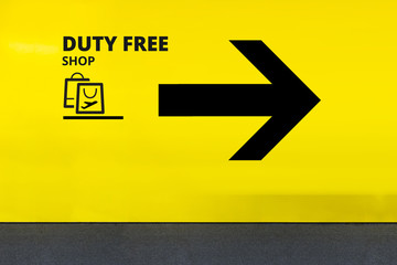 Naklejka premium Airport Sign With Shopping Bag Icon and Arrow