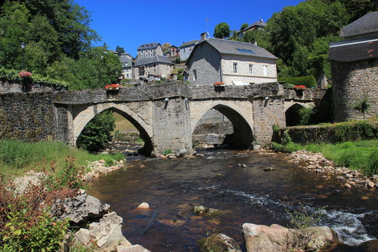 Vieux pont m&eacute;di&eacute;val sur la V&eacute;z&egrave;re &agrave; Treignac.