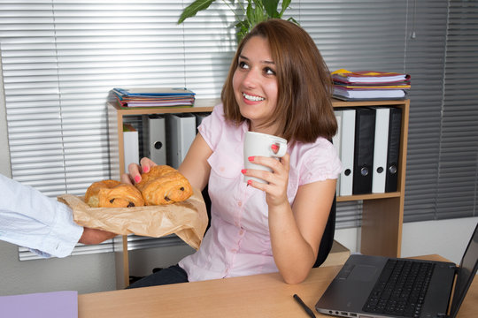 Photo of smiling brunette business woman working and having breakfast