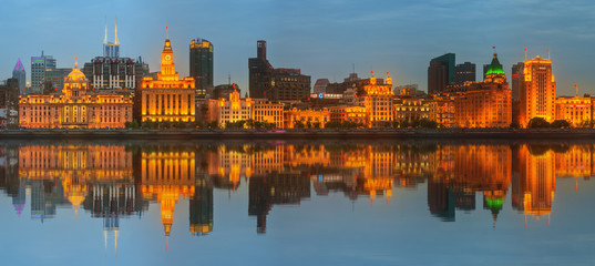 Naklejka premium Skyline Bundu, wspaniałe historyczne budynki i rzeka Huangpu o zachodzie słońca, Szanghaj, Chiny