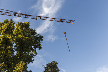 Auf der Baustelle: ein Kran, noch mit leerem Ausleger