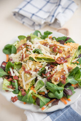 Salat mit gebratenen Maultaschen