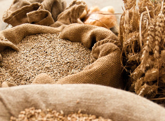 worek ziarna i zboże  © Jakub Bandkowski