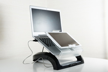 Ноутбук и планшетный компьютер на