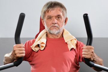 Mann am Fitnessgerät