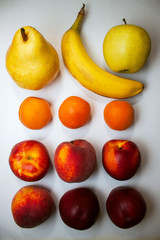 frutti colorati e dell'umore estate. Le banane, albicocche, mele, pere, pesche e nettarine. Kit per la calda giornata estiva.