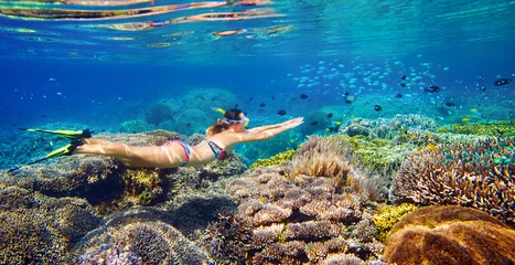 Afwasbaar Fotobehang Duiken Jonge vrouw bij het snorkelen in het tropische water