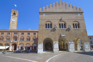 treviso piazza dei signori con palazzo dei trecento e torre civica veneto italia europa italy europe