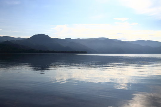 湖の静かな朝　北海道洞爺湖