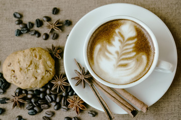 kopje koffie en koekje in coffeeshop vintage kleur