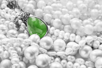 Emerald pendant and pearl