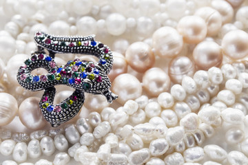 Brooch on pearl © Tarzhanova