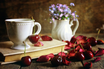 Obraz na płótnie Canvas cherry berry on wooden background retro